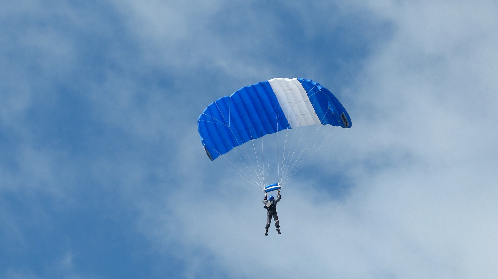Tandemowy skok ze spadochronem jako prezent – jak sprawić radość swoim najbliższym?